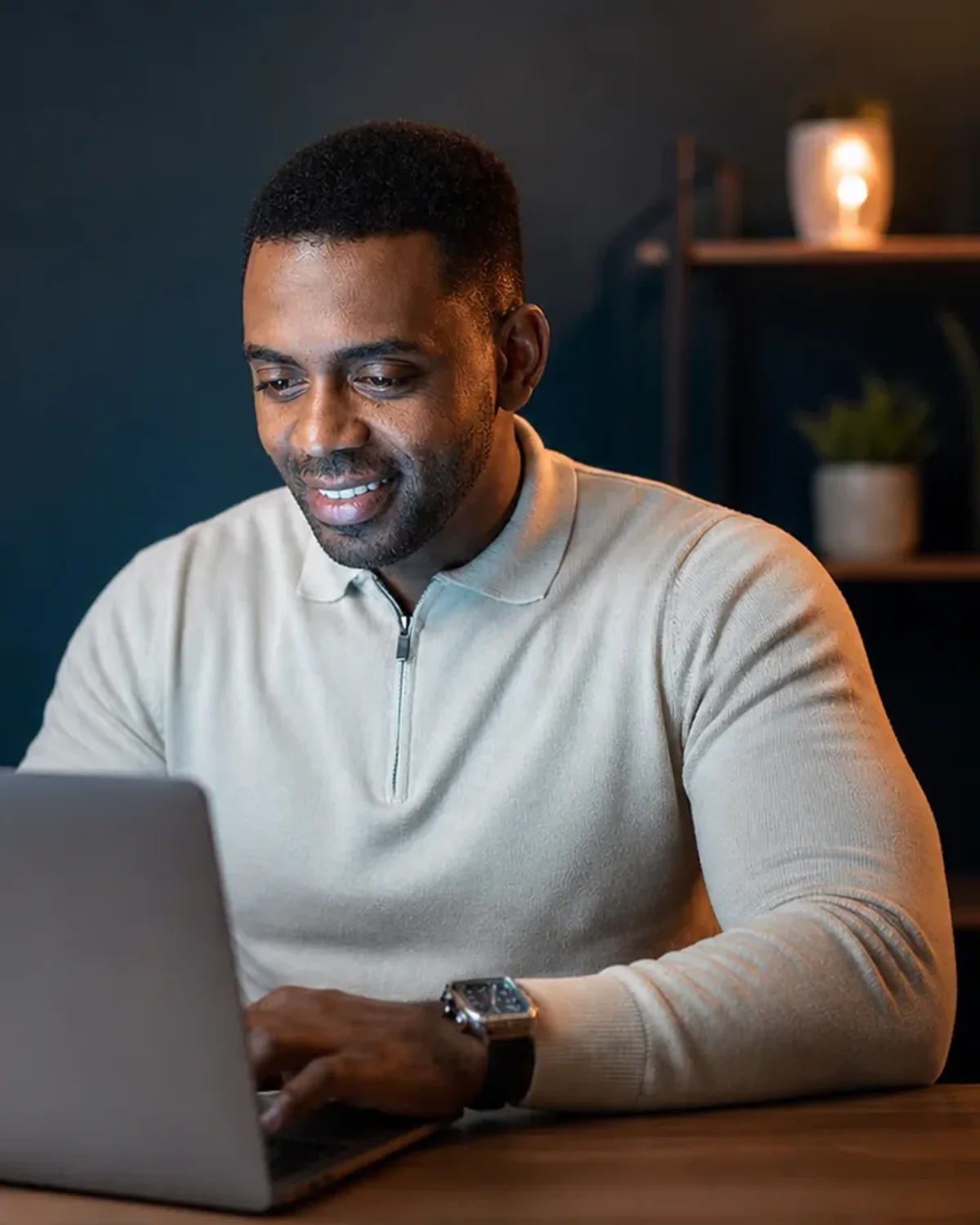 Sidney van Hasselt werkt achter een laptop aan digitale projecten.